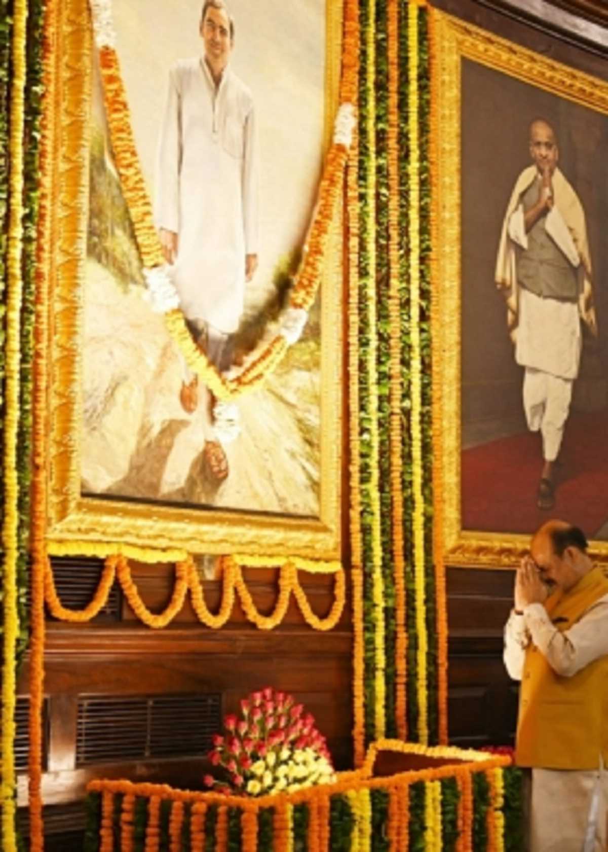 संसद भवन में राजीव गांधी को दी गई श्रद्धांजलि, कई नेताओं ने अर्पित किए श्रद्धासुमन