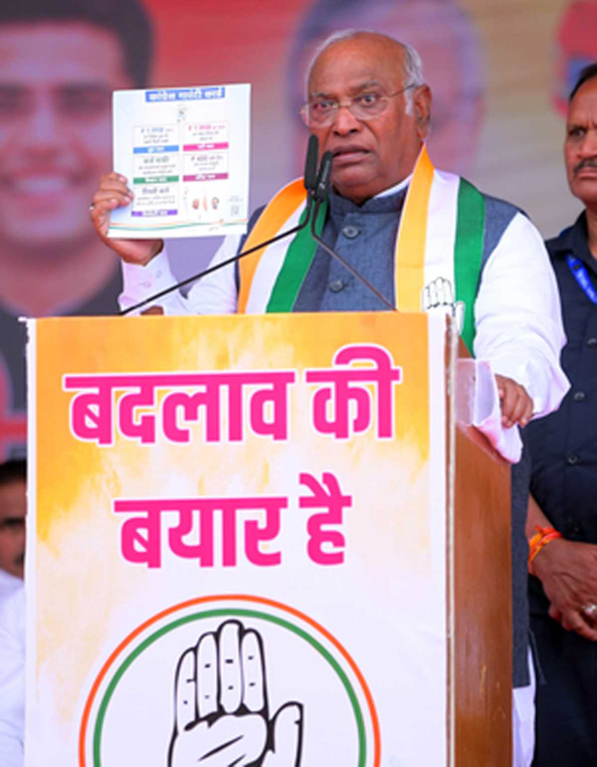 चित्तौड़गढ़ में चुनावी जनसभा में भाजपा पर बरसे खड़गे