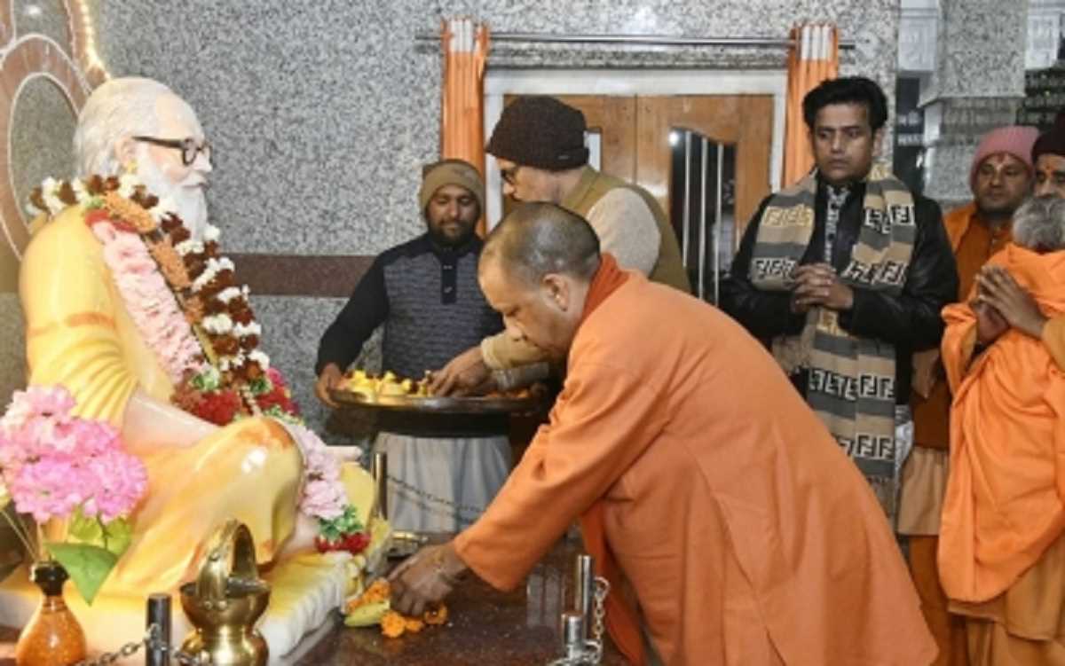 अचानक गोरखपुर पहुंचे सीएम योगी, खिचड़ी मेले की तैयारियों का लिया जायजा