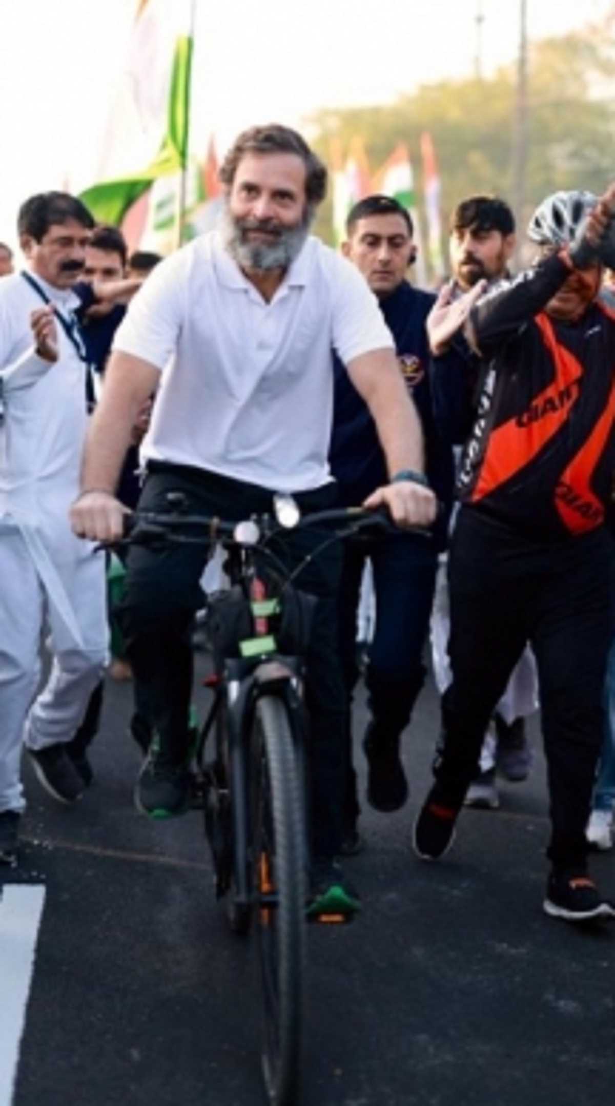 Bharat Jodo Yatra: बाइक के बाद साइकिल चलाते दिखे राहुल गांधी