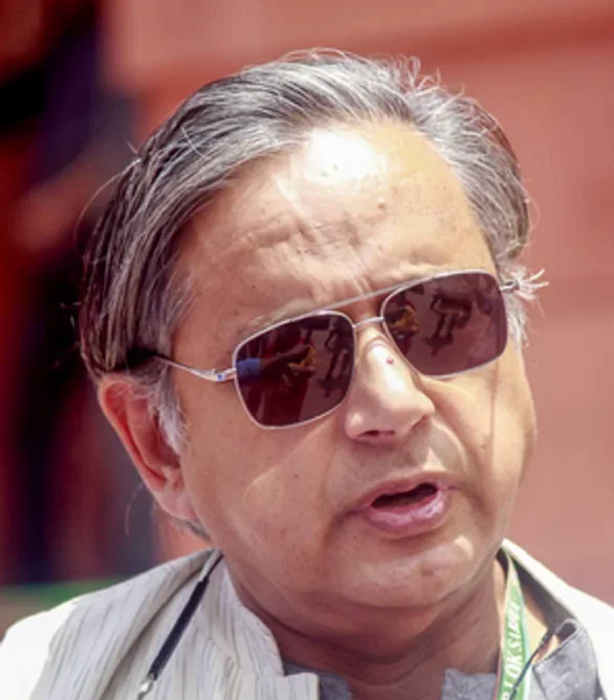 प्रियंका गांधी के संसद में आने से हम सब खुश, हर पार्टी में मौजूद हैं परिवार के सदस्य : शशि थरूर