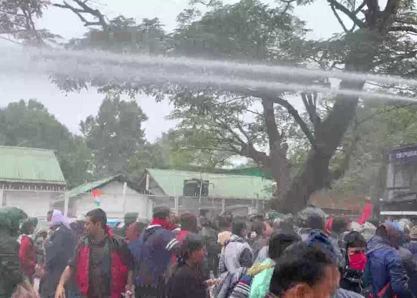 त्रिपुरा में आंदोलन कर रहे बेरोजगार शिक्षकों पर पुलिस ने किया लाठीचार्ज, 16 घायल