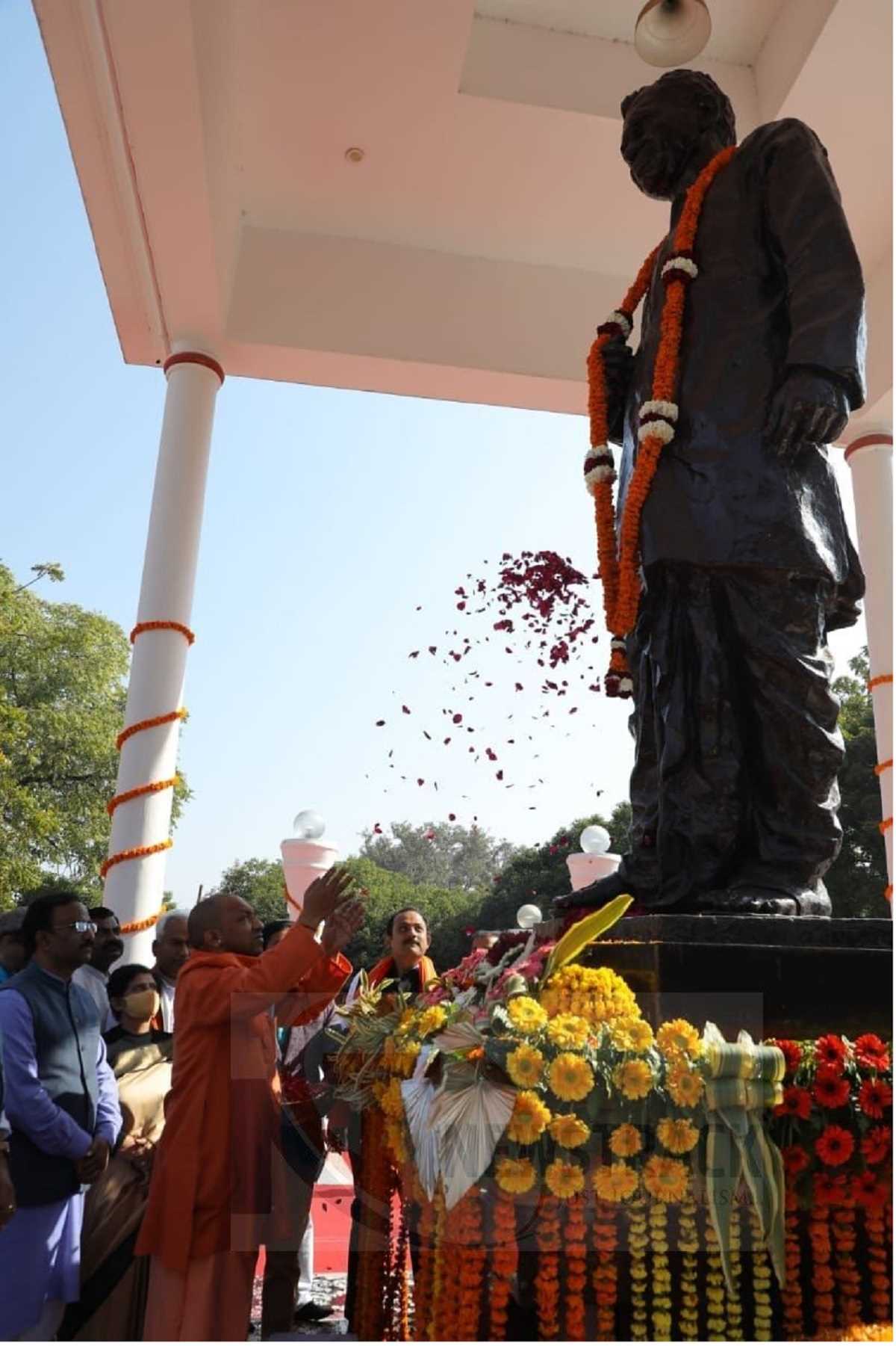 सीएम योगी ने पंडित दीनदयाल उपाध्याय को दी श्रद्धांजलि, बोले- भाजपा मजबूती से कर रही देश का विकास