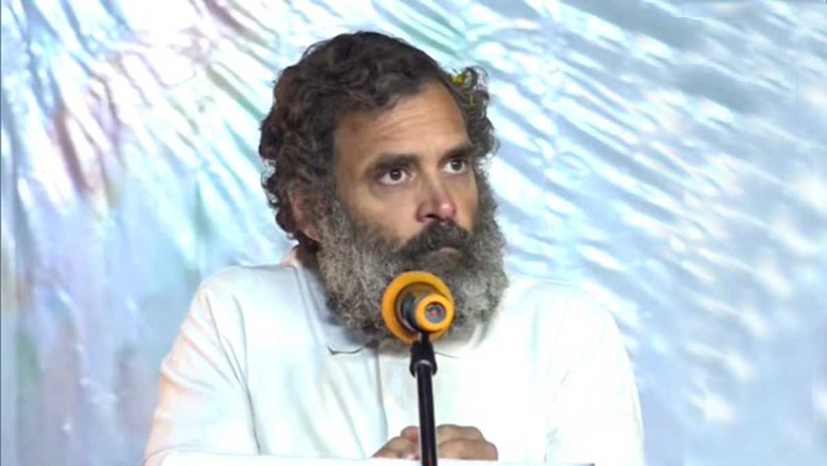 इक्कीसवीं सदी के कौरव खाकी हाफ पैंट पहनते हैं : राहुल गांधी