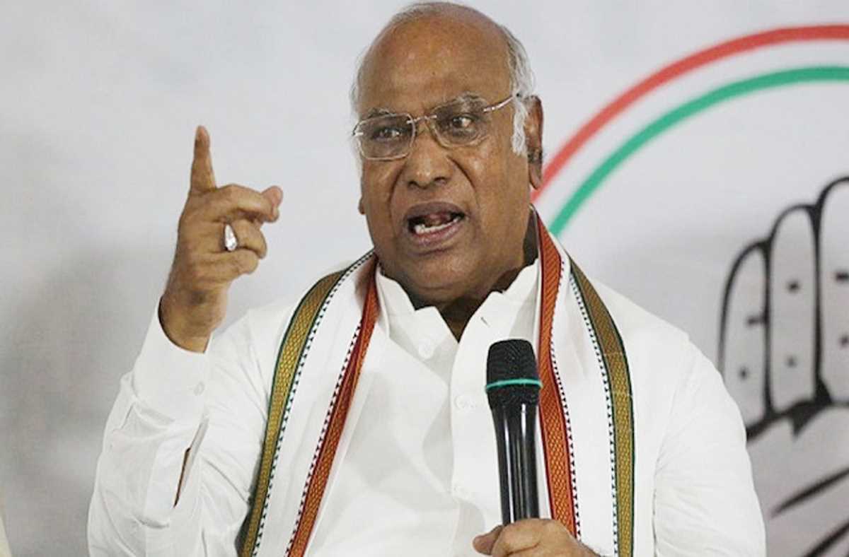 देश में केवल एक चुनाव आयुक्त, मोदी सरकार को स्पष्टीकरण देना चाहिए : खरगे