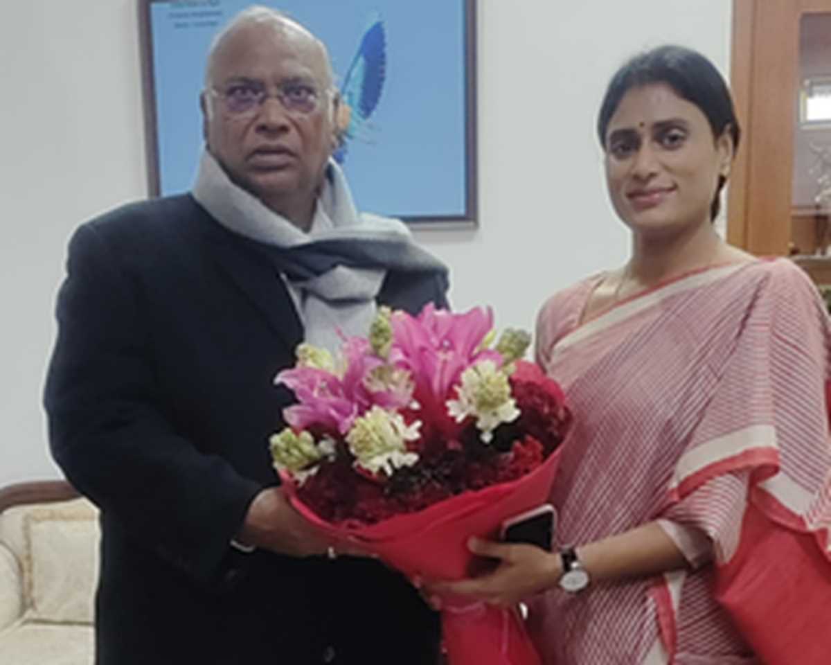 खड़गे से मुलाकात के बाद शर्मिला ने कहा, कोई भी जिम्मेदारी लेने को तैयार हूं