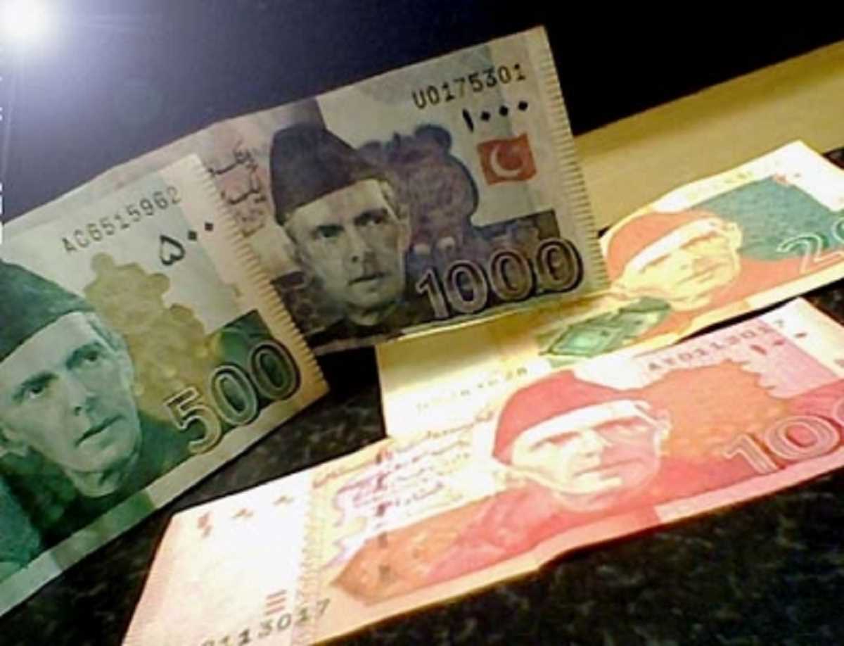 पाक सरकार ने उठाया बड़ा कदम, अंतरराष्ट्रीय यात्रियों के लिए अनिवार्य की करेंसी डिक्लेरेशन