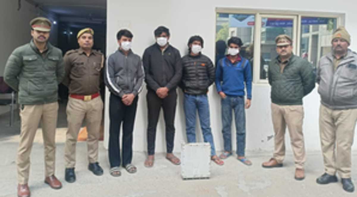नोएडा : कर्मचारी बनकर मोबाइल टावर से आरआरयू चोरी करने वाले चार गिरफ्तार