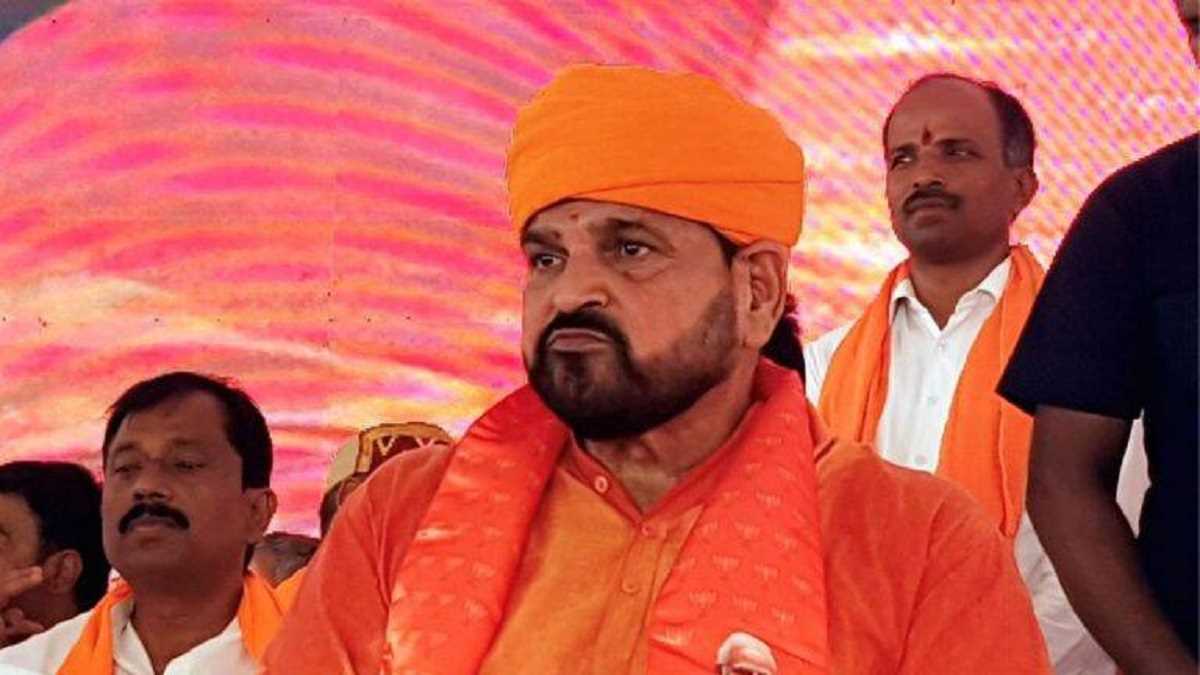 सांसद बृजभूषण शरण सिंह ने मेधावी छात्रों को किया सम्मानित