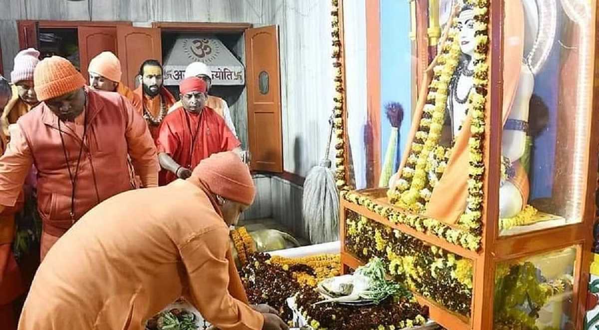 गोरखपुर: CM योगी ने गुरु गोरखनाथ बाबा को चढ़ाई आस्था की पवित्र खिचड़ी, जानिए