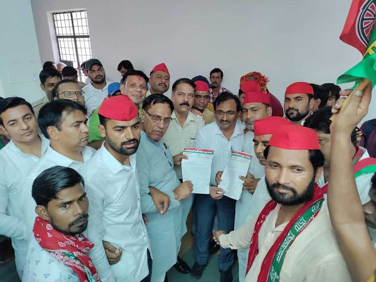 सपाइयों ने बिजली कटौती व सप्ताहिक बाजार को यथावत लगवाने की मांग की