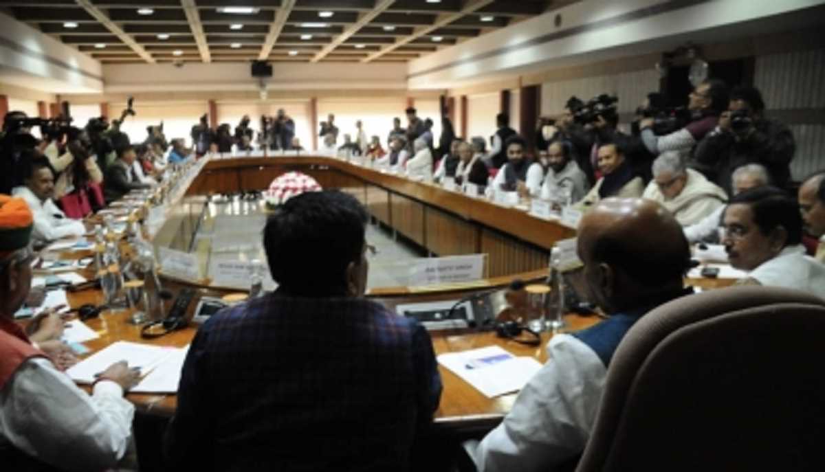 संसद के शीतकालीन सत्र को लेकर सरकार द्वारा बुलाई गई सर्वदलीय बैठक शुरू