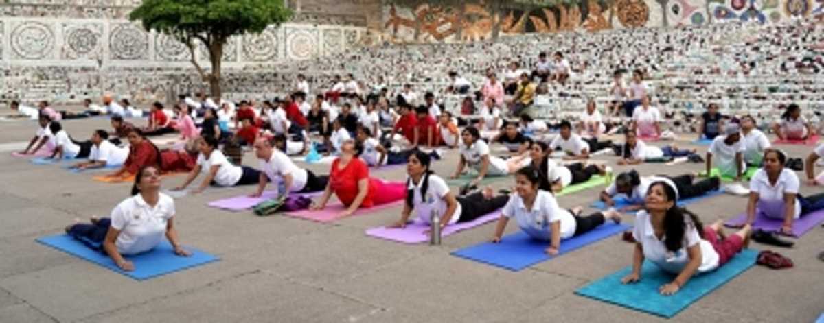 चंडीगढ़, हरियाणा में हजारों लोगों ने किया योग चंडीगढ़, हरियाणा में हजारों लोगों ने किया योग