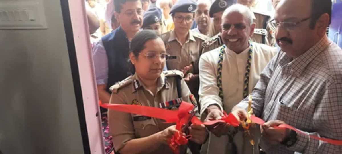 नोएडा में महिलाओं की सुरक्षा के लिए इस्कॉन मंदिर के सामने पुलिस पिंक बूथ का उद्घाटन नोएडा में महिलाओं की सुरक्षा के लिए इस्कॉन मंदिर के सामने पुलिस पिंक बूथ का उद्घाटन