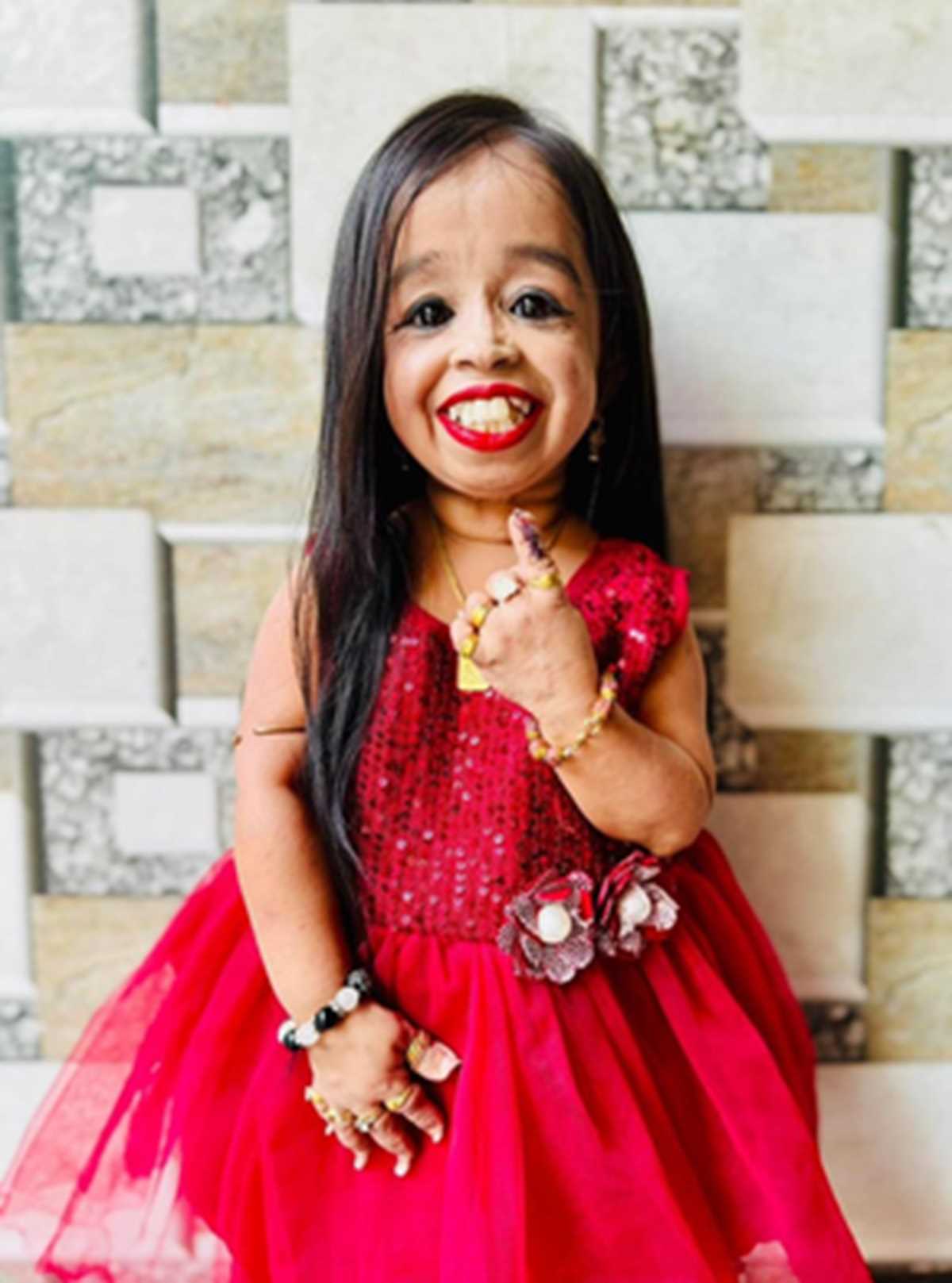 दुनिया की सबसे छोटे कद की महिला ने नागपुर में डाला वोट दुनिया की सबसे छोटे कद की महिला ने नागपुर में डाला वोट