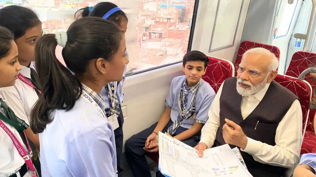 पीएम मोदी ने नमो भारत कॉर‍िडोर के दिल्ली रूट का किया उद्घाटन, बच्चों से की मुलाकात