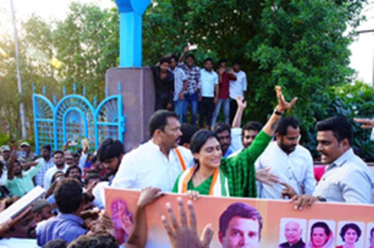 आंध्र कांग्रेस प्रमुख का पद संभालने के बाद शर्मिला ने भाई जगन पर साधा निशाना