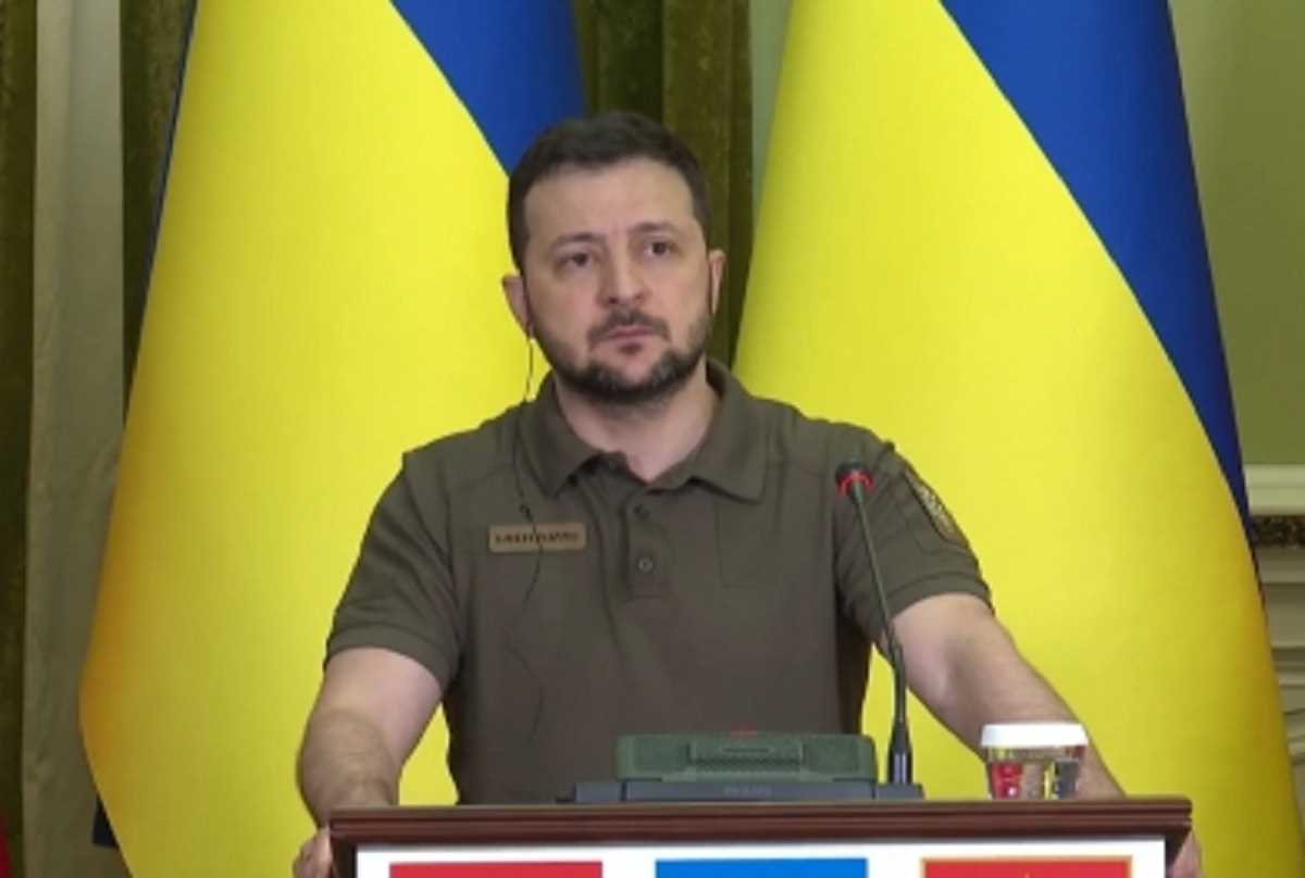 परमाणु हथियारों के संभावित इस्तेमाल के लिए समाज को तैयार कर रहा रूस : जेलेंस्की