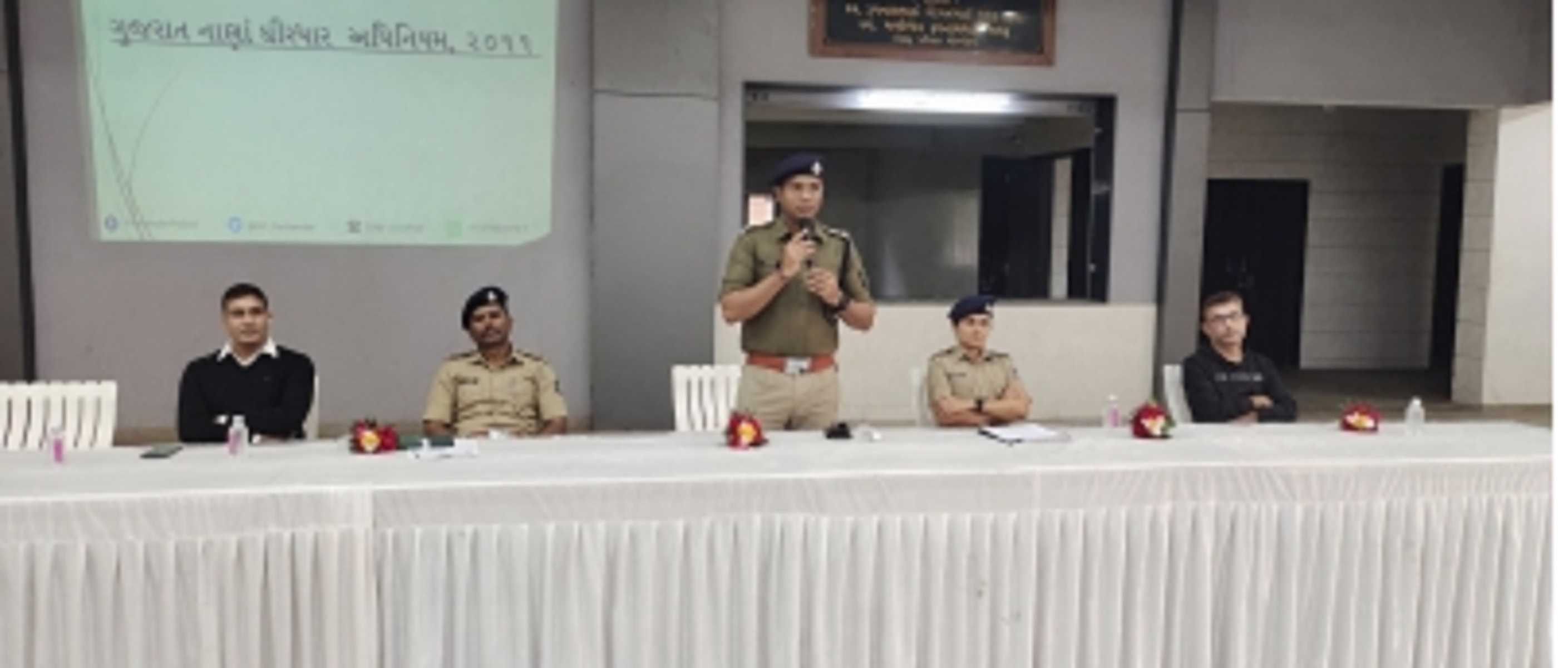 गुजरात मॉब लिंचिंग : ड्यूटी में लापरवाही के आरोप में 5 पुलिसकर्मी निलंबित गुजरात मॉब लिंचिंग : ड्यूटी में लापरवाही के आरोप में 5 पुलिसकर्मी निलंबित