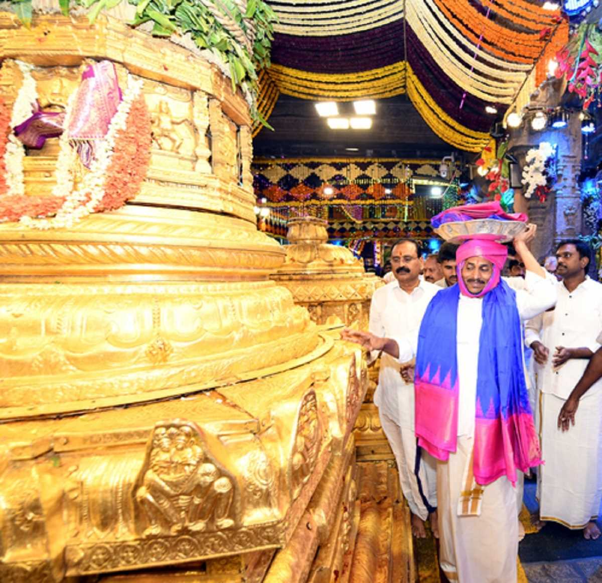 आंध्र सीएम ने तिरुमाला मंदिर में की पूजा-अर्चना, रेशम के वस्त्र चढ़ाए