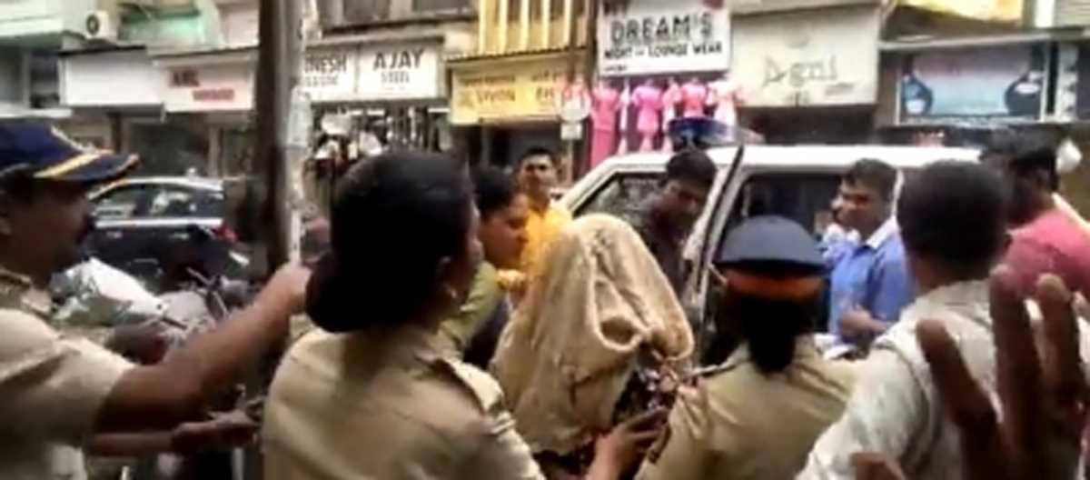 महाराष्ट्र : डिप्टी सीएम की पत्नी को रिश्वत, ब्लैकमेल करने की कोशिश के आरोप में फैशन डिजाइनर, भाई गिरफ्तार