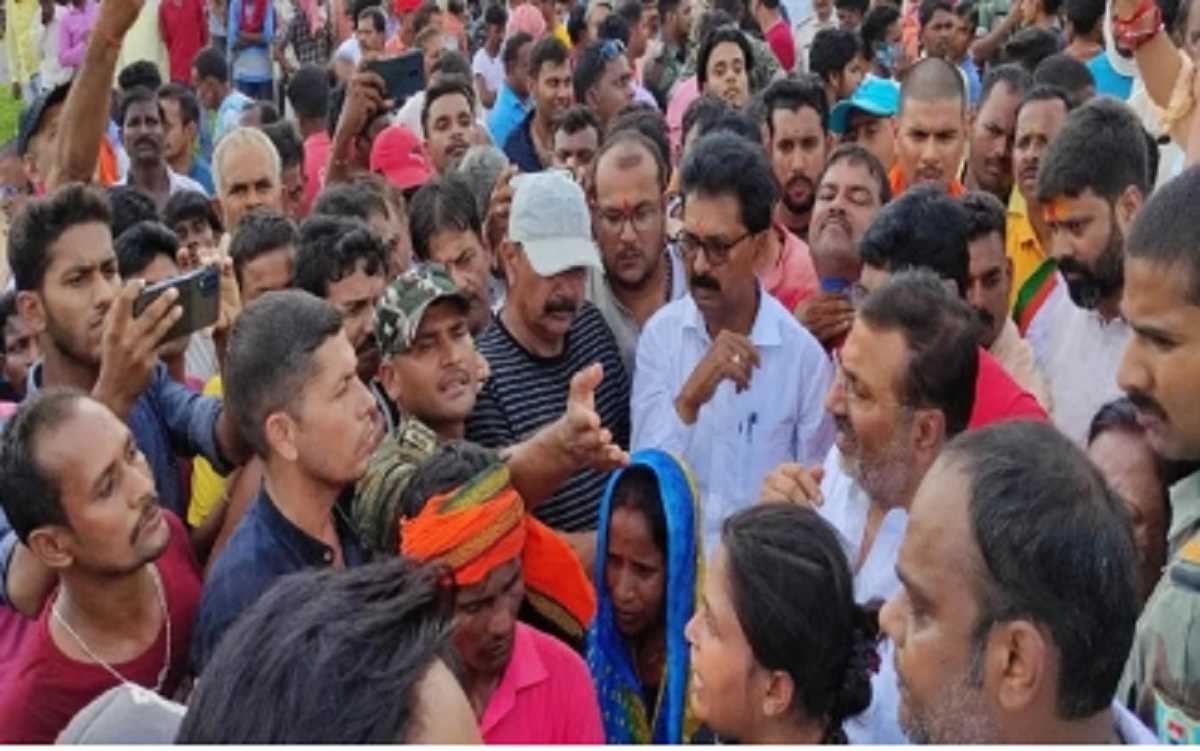झारखंड: दुमका में लड़की को जिंदा जलाने की घटना पर फूटा गुस्सा, शव को सड़क पर रखकर प्रदर्शन, पुलिस से भी भिड़े