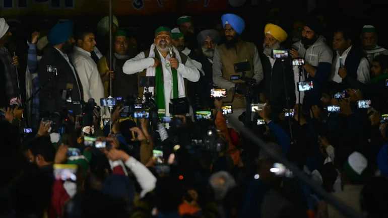 रात में गाजीपुर बॉर्डर पर हुआ हाई वोल्टेज ड्रामा, जानिए कैसे राकेश टिकैत के आंसूओं ने भर दी किसान आंदोलन में जान...