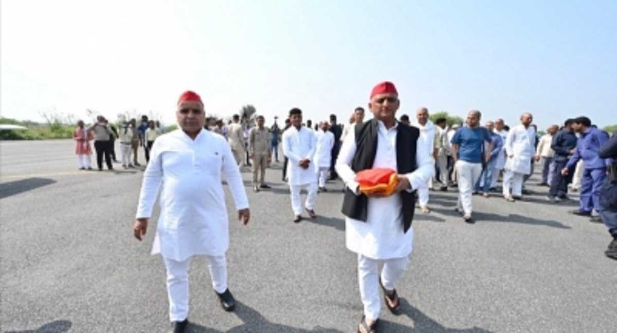 पिता की अस्थियां लेकर अखिलेश परिवार संग हरिद्वार रवाना, गंगा में करेंगे विसर्जित पिता की अस्थियां लेकर अखिलेश परिवार संग हरिद्वार रवाना, गंगा में करेंगे विसर्जित