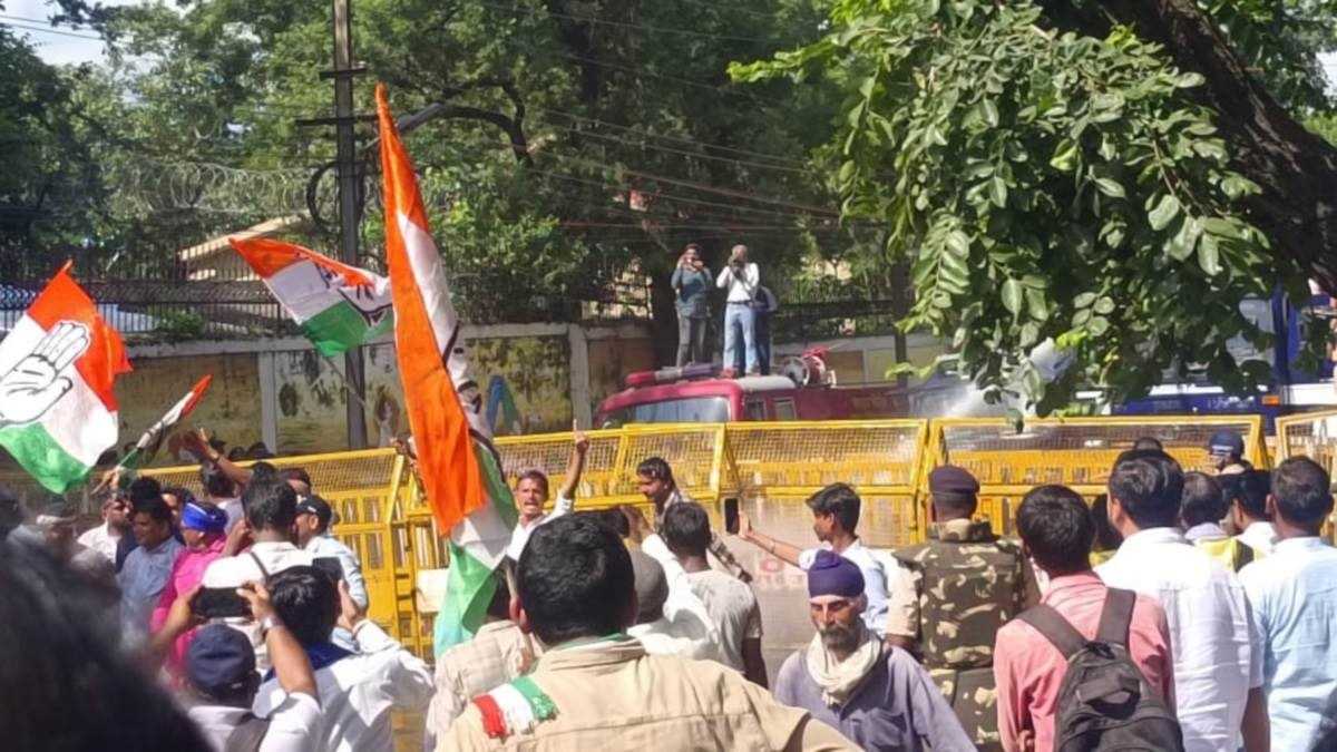 भोपाल में मुख्यमंत्री आवास घेरने जा रहे कांग्रेस कार्यकर्ताओं पर की पानी की बौछार, आंसू गैस छोड़े