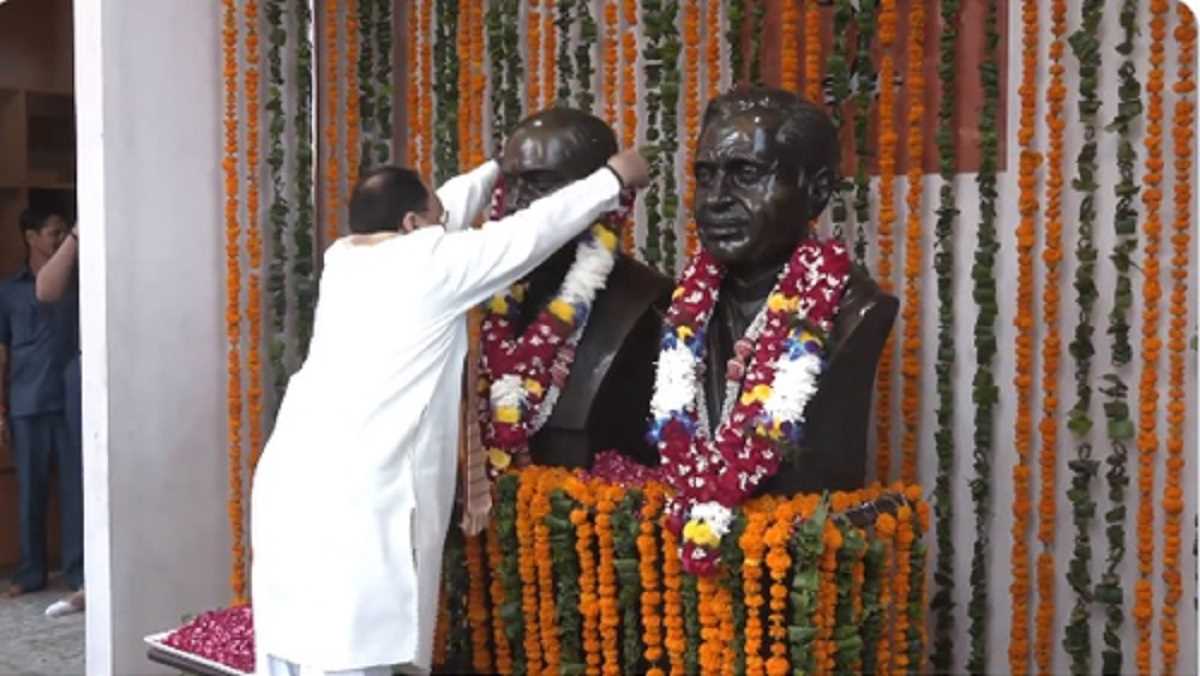 नड्डा ने भाजपा मुख्यालय में पंडित दीनदयाल उपाध्याय की प्रतिमा पर पुष्पांजलि अर्पित कर दी श्रद्धांजलि