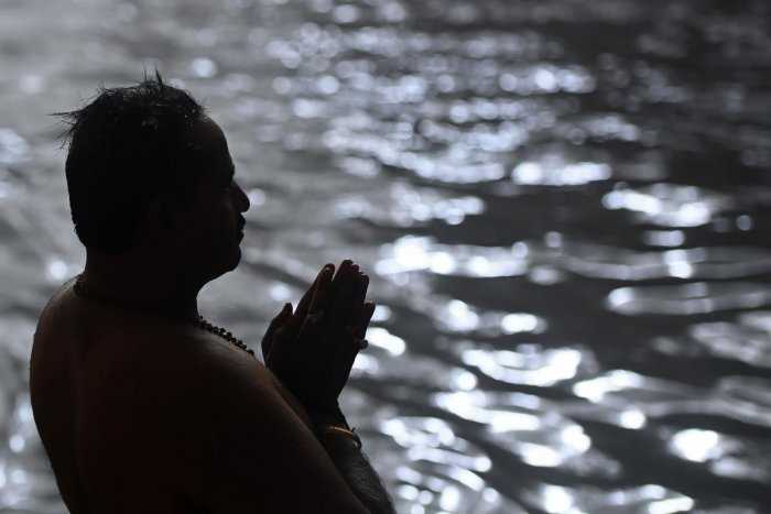 मकर संक्रांति पर बिहार में हजारों लोगों ने लगाई डुबकी