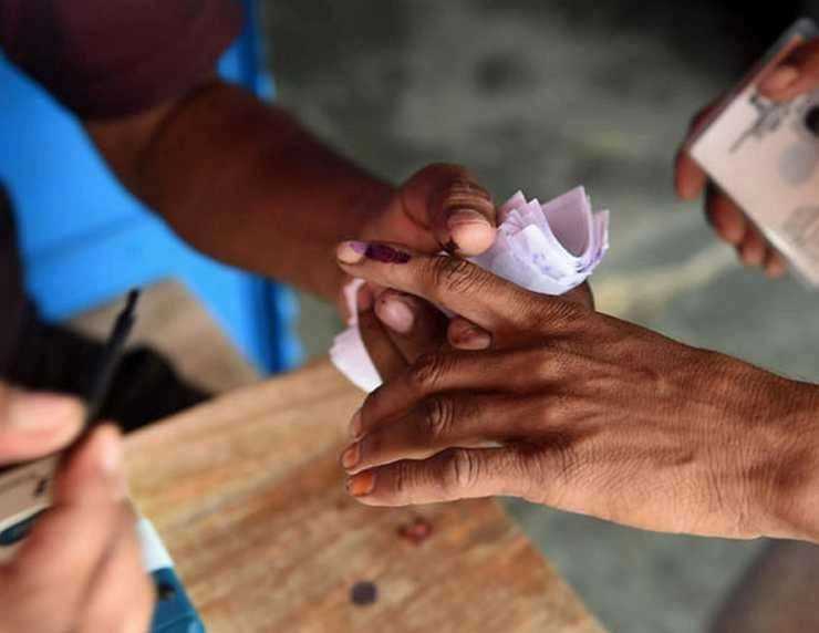 दिल्ली विधानसभा चुनाव के लिए मतदान जारी, पोलिंग बूथ पर वोटिंग के लिए लोगों की लगी कतार