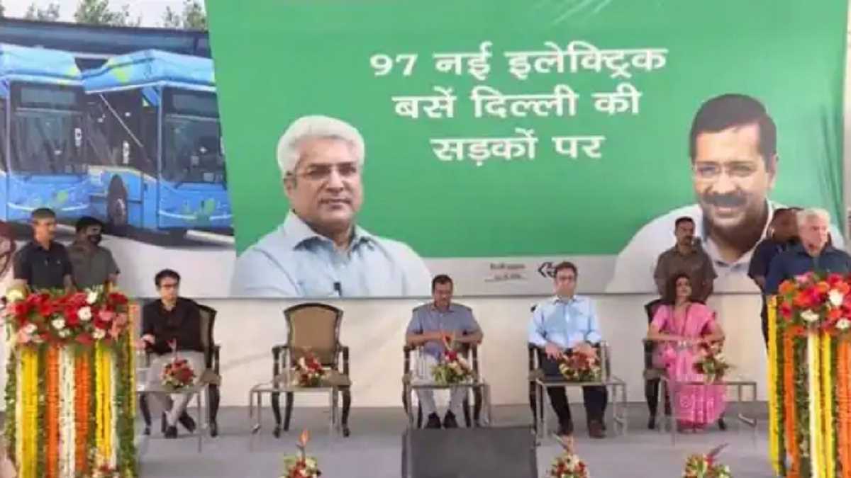 DTC के खेमें में 97 इलेक्ट्रिक बसें शामिल, मुख्यमंत्री केजरीवाल ने दिखाई हरी झंडी