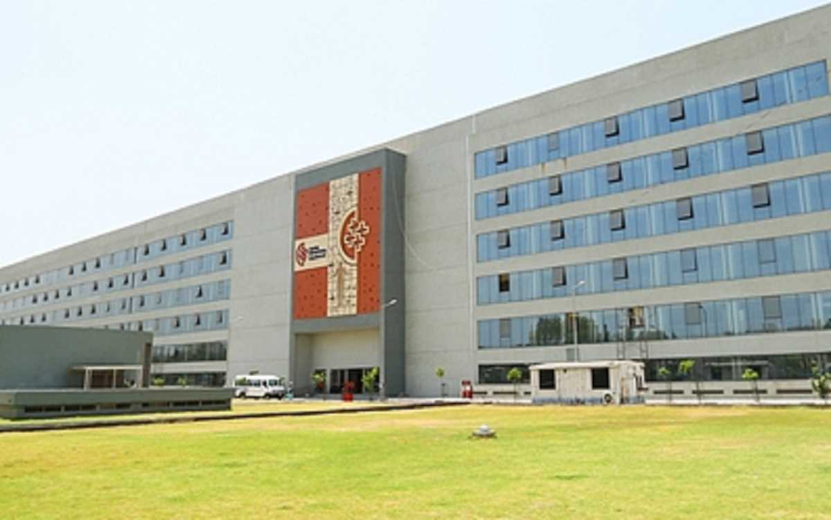 अहमदाबाद : नवजात को अस्पताल की तीसरी मंजिल से फेंकने वाली महिला गिरफ्तार