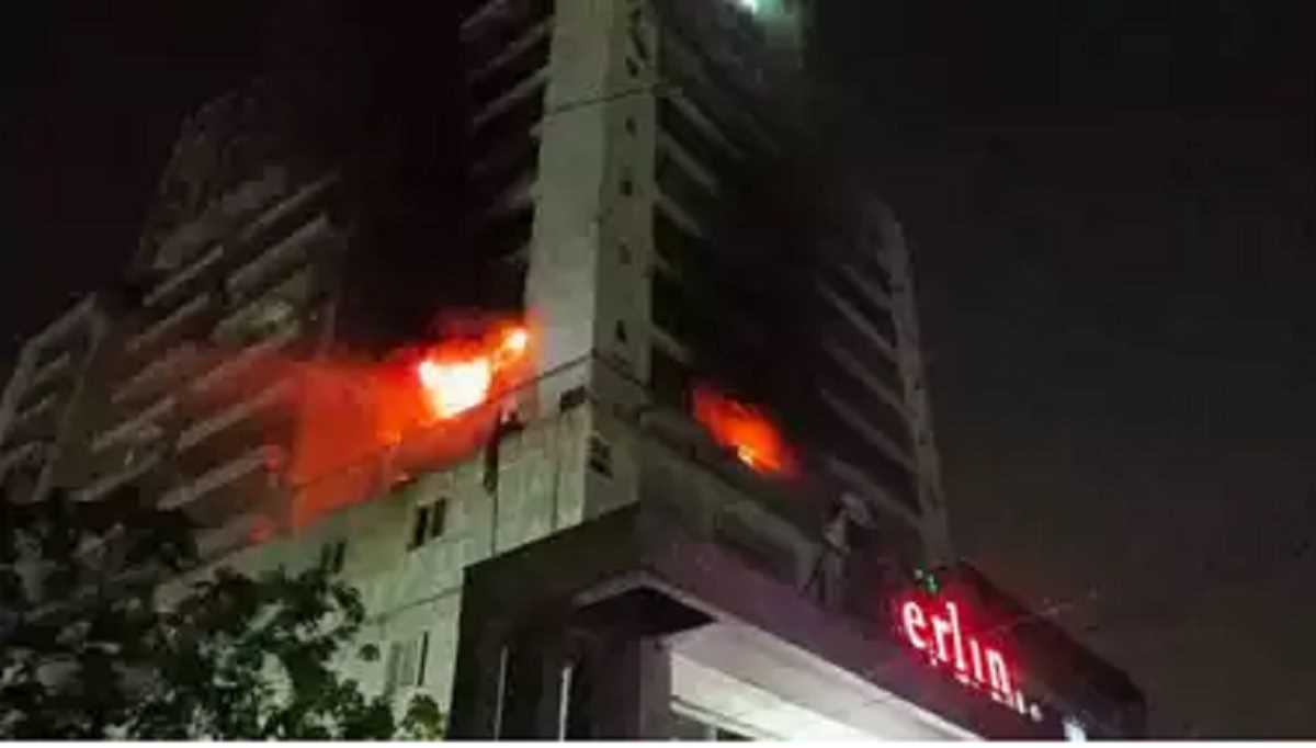 गाजियाबाद : हाई राइज सोसायटी के फ्लैट में लगी आग, बुजुर्ग महिला को किया रेस्क्यू