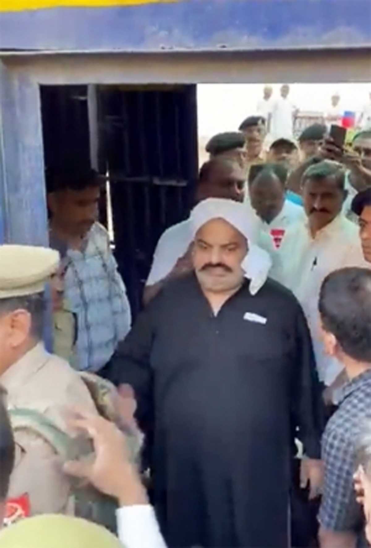 अतीक अहमद को कड़ी सुरक्षा के बीच प्रयागराज लाया गया