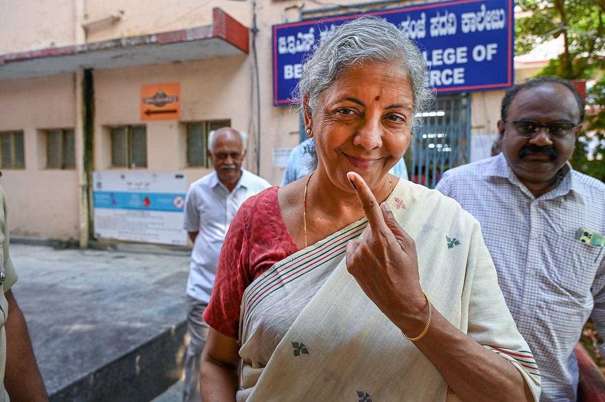 निर्मला सीतारमन ने किया मतदान,कहा: विपक्ष को महंगाई पर बात करने का हक नहीं