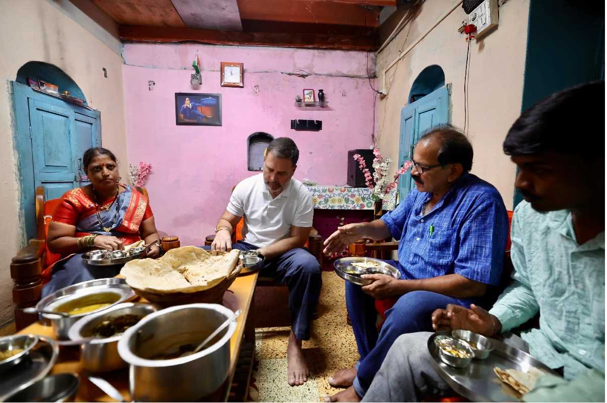राहुल ने फिर उठाया जाति का मुद्दा, दलित परिवार के साथ खाया खाना