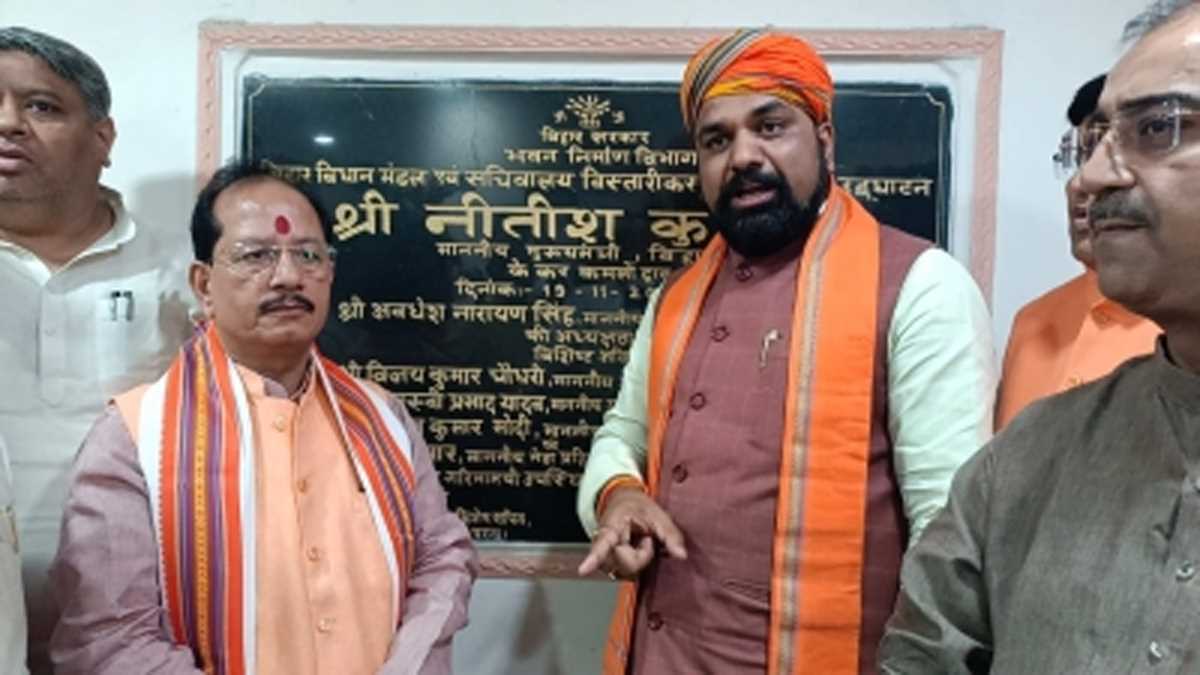 भाजपा के एमएलए, एमएलसी ने विधानमंडल में नीतीश नाम का दिखाया शिलापट्ट, सम्राट ने कहा, दोहरा चरित्र अपना रहा विपक्ष