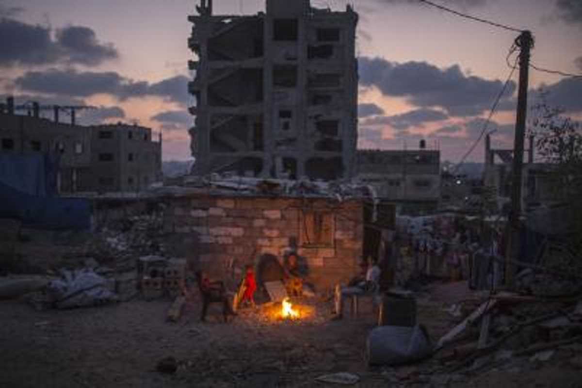 गाजा अधिकारियों ने दी चेतावनी, कुछ ही घंटों में बिजली सेवा पूरी तरह हो जाएगी बंद