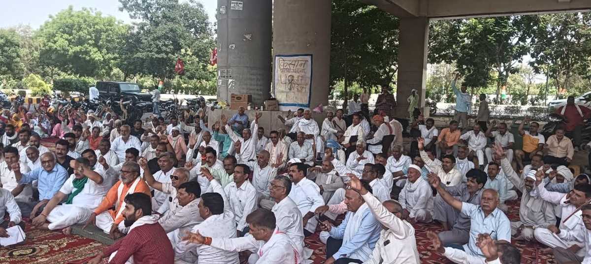 ग्रेनो प्राधिकरण पर धरनारत किसानों को विपक्षी पार्टियों का मिला रहा समर्थन