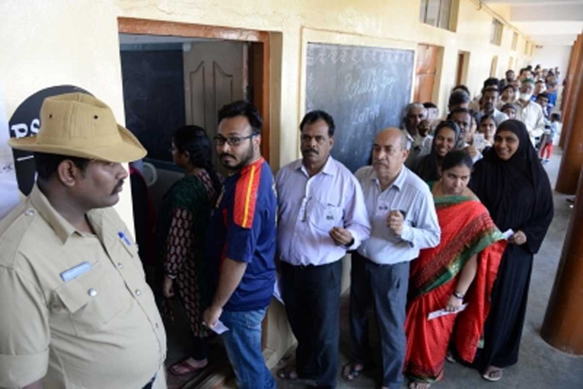 चुनाव वाले कर्नाटक में 2 प्रमुख चुनौतियां : शहरी उदासीनता और धन बल