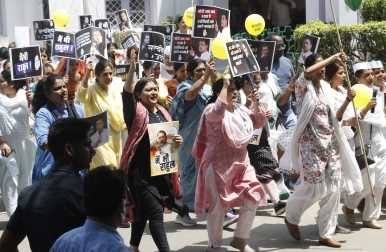 कांग्रेस कार्यकर्ताओं को दिल्ली पुलिस ने हिरासत में लिया कांग्रेस कार्यकर्ताओं को दिल्ली पुलिस ने हिरासत में लिया