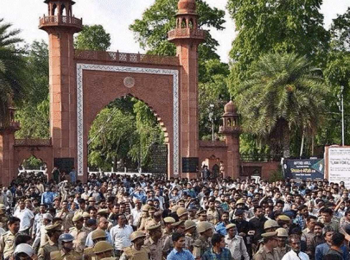 संभल की घटना को लेकर अलीगढ़ मुस्लिम विश्विद्यालय में छात्रों ने किया प्रदर्शन संभल की घटना को लेकर अलीगढ़ मुस्लिम विश्विद्यालय में छात्रों ने किया प्रदर्शन