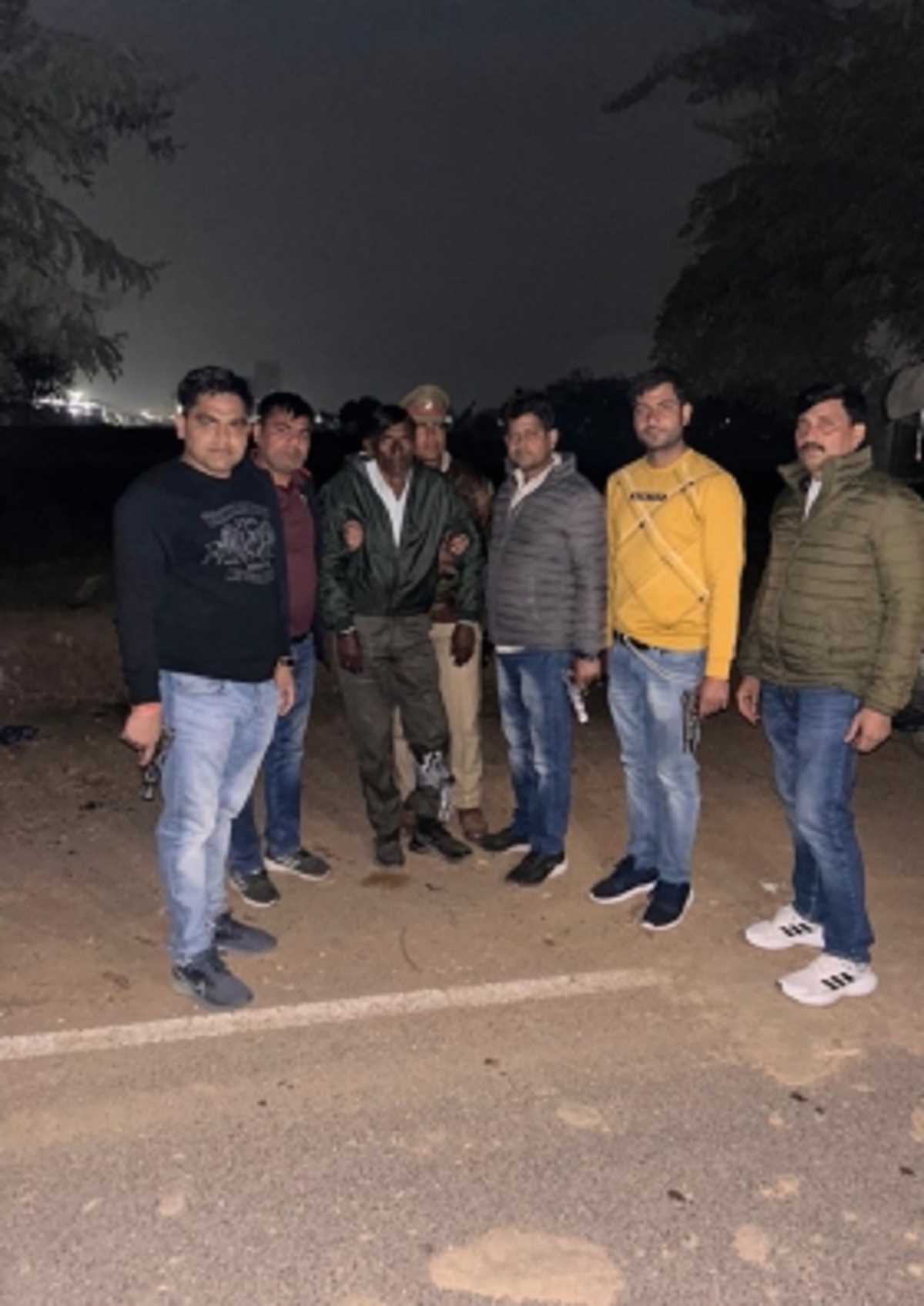 पुलिस और हत्या के अभियोग में वांछित 25,000 के इनामी बदमाश के बीच हुई मुठभेड़