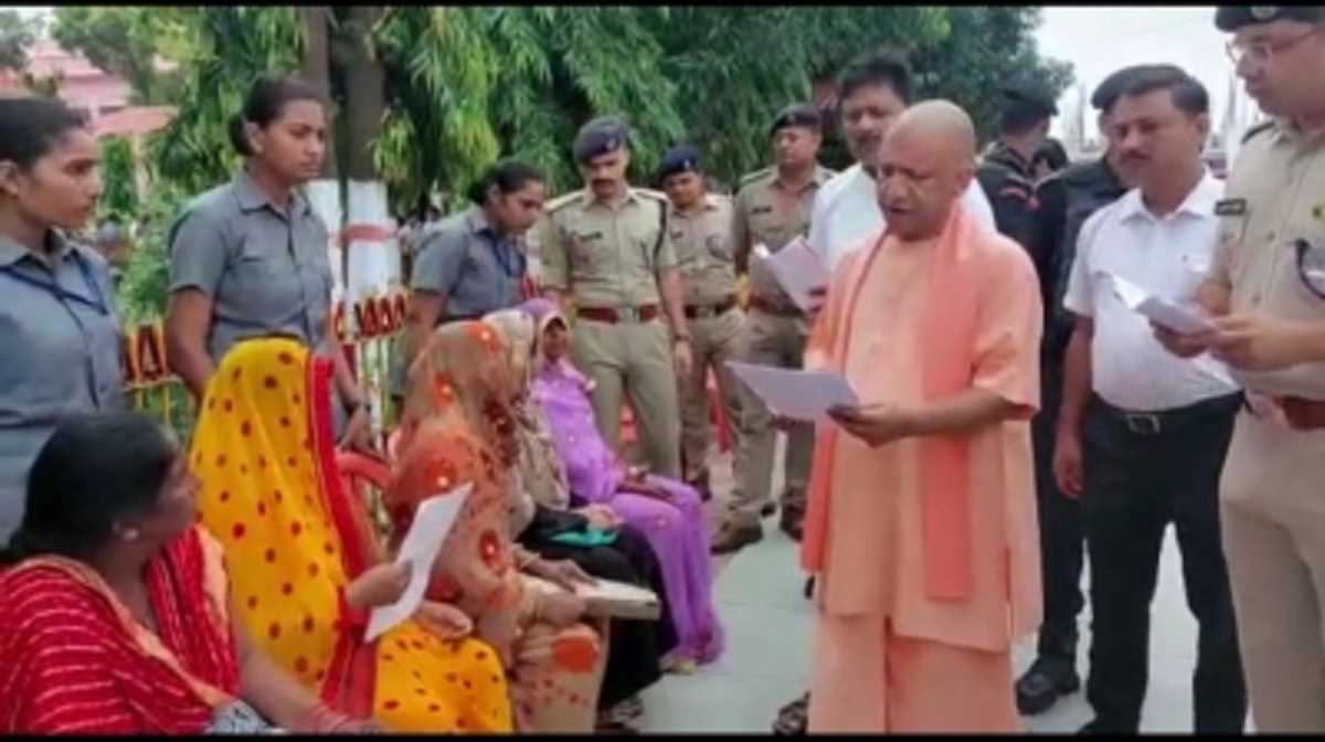 योगी ने जनता दर्शन में सुनी लोगों की समस्याएं,कहा-मत करें चिंता, हल होंगी सबकी समस्याएं योगी ने जनता दर्शन में सुनी लोगों की समस्याएं,कहा-मत करें चिंता, हल होंगी सबकी समस्याएं