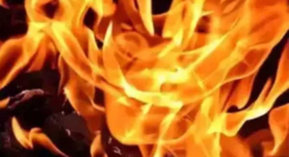 जम्मू-कश्मीर के रामबन में आग लगने से सब्जी की दर्जनों दुकानें खाक