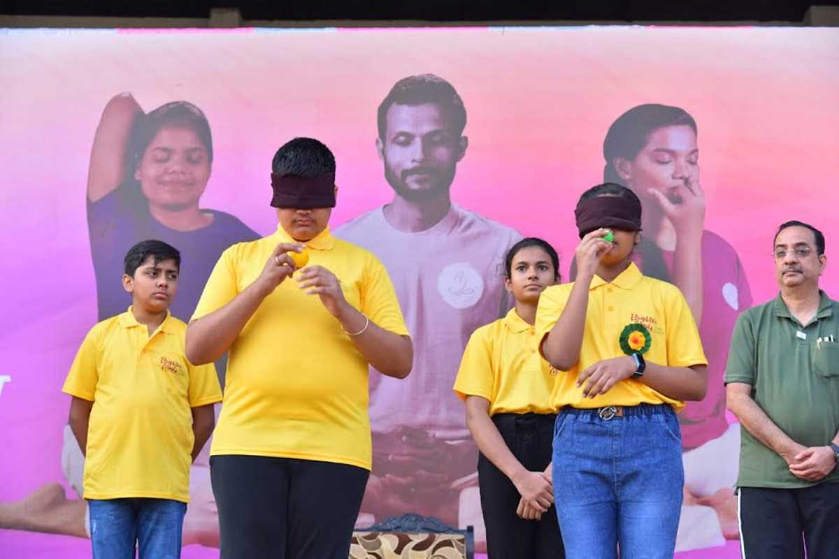 योग का कमाल; आंखों पर पट्टी बांधकर बच्चों ने पहचाने रंग और पढ़ दिया संदेश