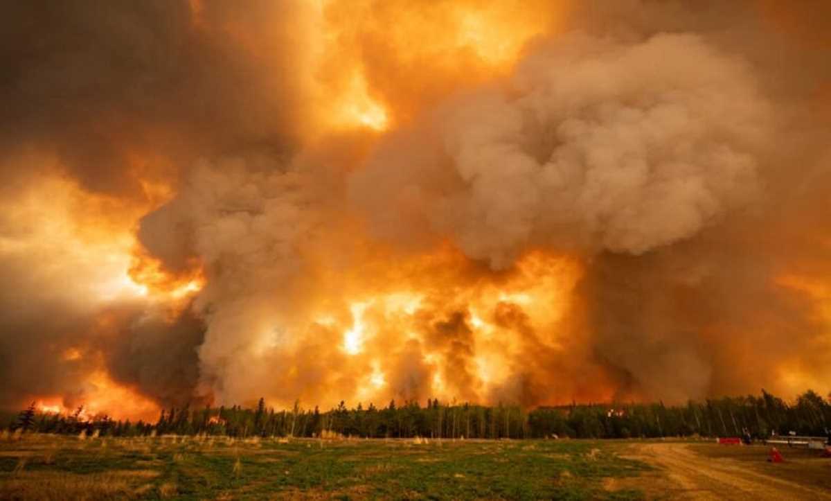 कनाडा में जंगल की आग के बीच लोगों को निकालने के प्रयास जारी