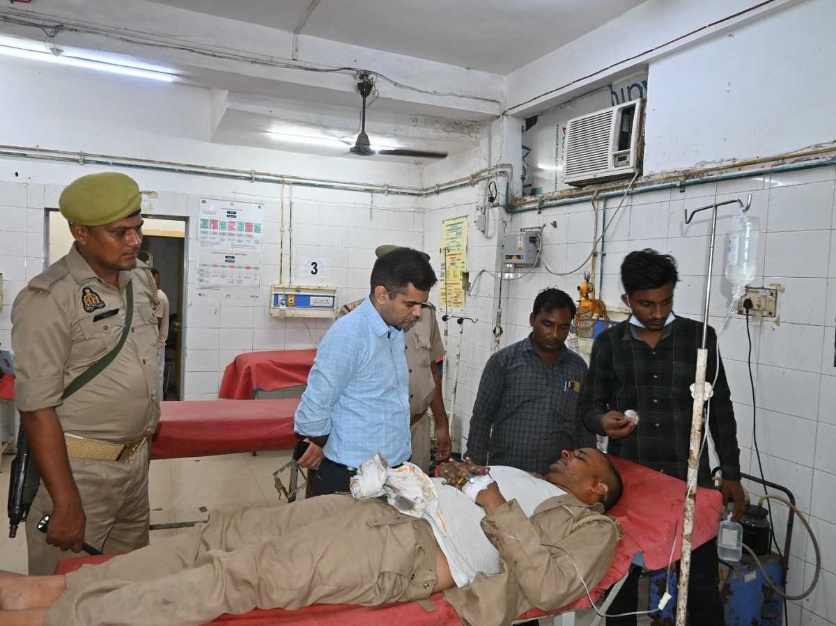 जौनपुर : दो गुटों का विवाद सुलझाने गई पुलिस टीम पर जानलेवा हमला